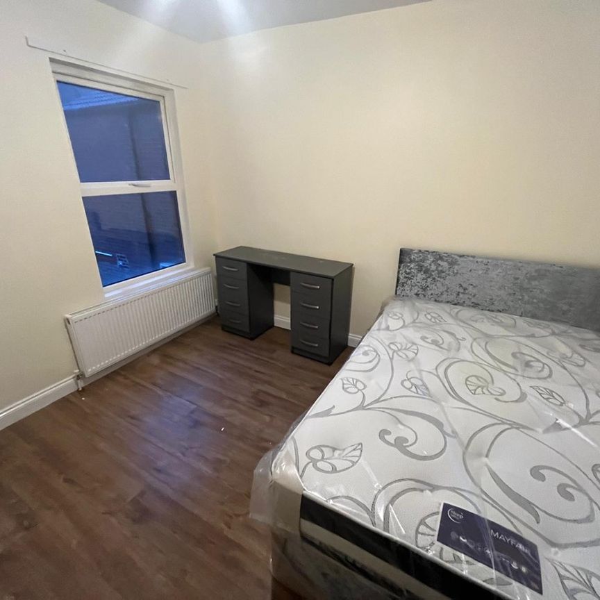 6 bedroom house to rent Malvern Road, Luton, Bedfordshire, LU1 - Photo 1