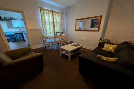 1 bedroom in a house share to rent - Photo 2