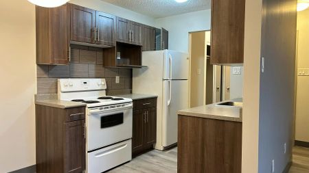 Ashwood Manor — 1 Bedroom - Photo 2