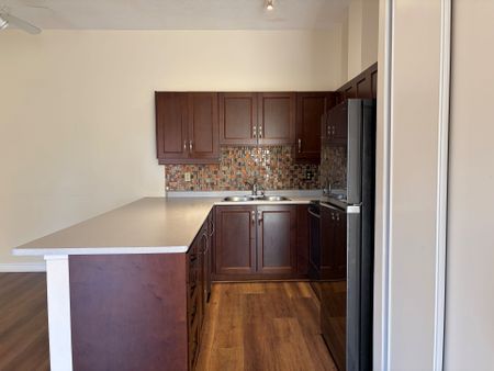 For Lease - 4140 Foxwood Drive Unit# 108, Burlington, Ontario - Photo 3