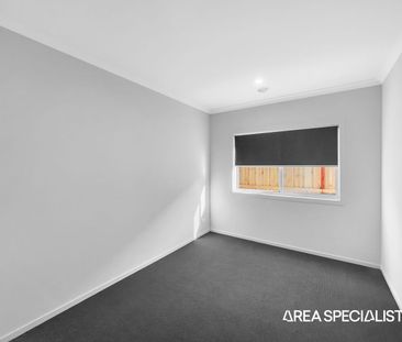 ✨ Stunning Family Home in Prime Clyde North Location! - Photo 4