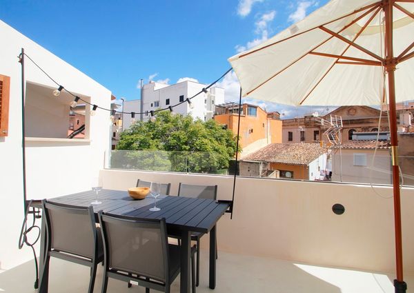 Alquiler temporal disponible a partir de agosto, ático con terraza y amueblado, un dormitorio en zona Casco Antiguo de Palma.
