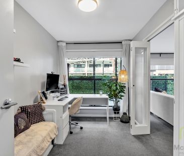 Stylish ground floor living in the heart of Greenway - Photo 5