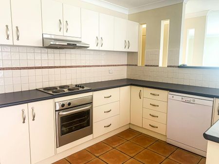 Modern Three Bedroom Home - Photo 4