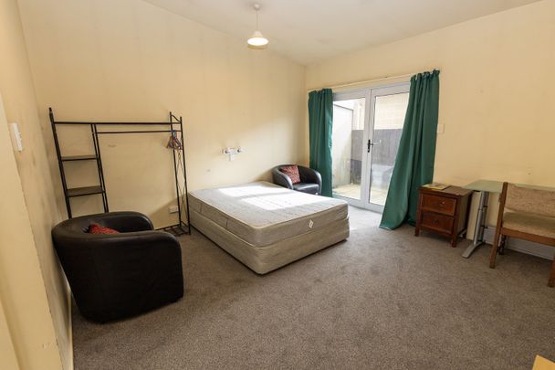 Boarding house rooms available now! - Photo 1