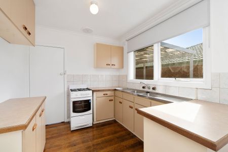 PRIME POSITION | MODERN COMFORT | FRANKSTON HIGH SCHOOL ZONE - Photo 4