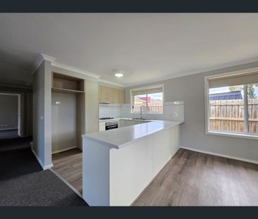 2/29 Lady Penrhyn Drive, Wyndham Vale, Vic 3024 - Photo 5