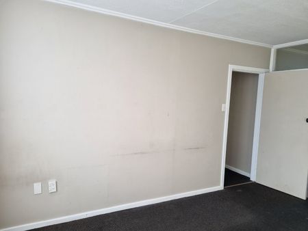 Upstairs 2 Bedroom Unit Looking for its tenants to call home. - Photo 3