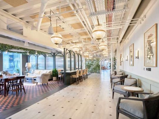 Cozy 1-bedroom apartment with high-quality furnishings, modern kitchen and ample natural light. Enquire now for further details! - Photo 1