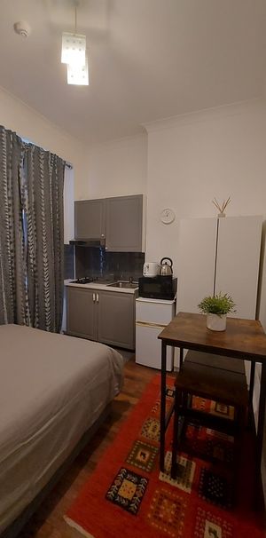 Studio Flat, London, W12 - Photo 1