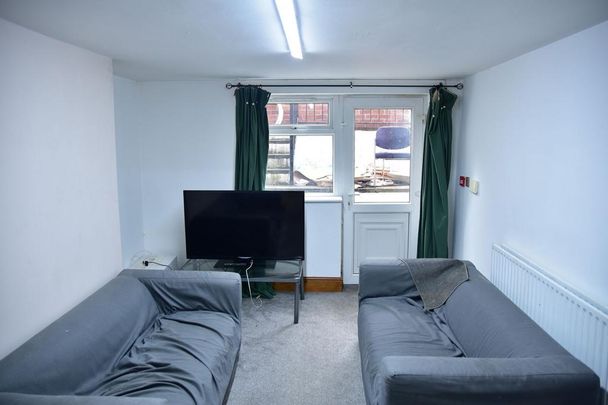 4 bedroom flat to rent - Photo 1