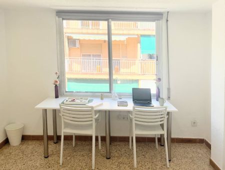 Carrer de Bernat i Baldoví, Burjassot, Valencian Community 46100 - Photo 5