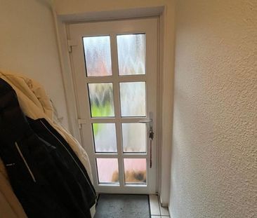 schöne 2 Zi.-Whg., ca. 58 m², Einbauküche und eigener Eingang - Photo 2