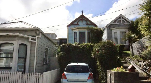 Charming pet friendly Home on Wallace Street – Your Perfect Sanctuary! - Photo 1