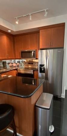 Spacious 2 Bed, 1 Bath with Parking Spot and Excellent Building Amenit - Photo 1