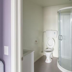 Spacious studio unit! - Photo 3