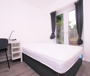 4 bedroom semi-detached house to rent - Photo 4