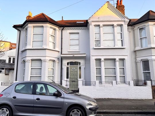 Room in a Shared House, London, SW18 - Photo 1