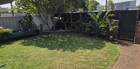 Beautifully Renovated Townhouse! - Photo 2