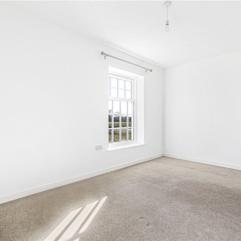 Modern well presented one bedroom apartment benefitting from parking. - Photo 1
