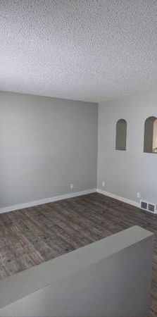 Pet friendly 3 Bedrooms Townhouse in Woodbine - Photo 1