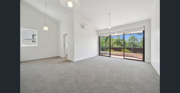 3 BEDROOM, TOP FLOOR APARTMENT - Photo 1