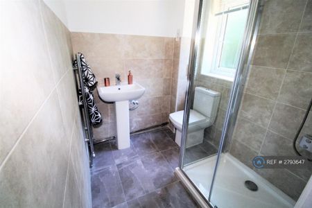 1 bedroom in a house share to rent - Photo 4