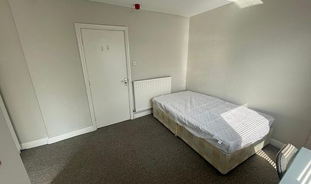 Fantastic Double Bedroom in Shared En-Suite Student Property, Close To City Campus - Photo 2