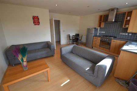 2 bedroom flat to rent - Photo 2