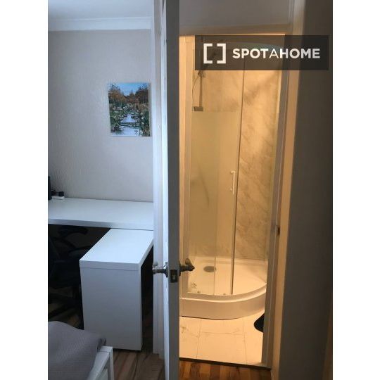 Room in 2-bedroom flat for rent in Finglas South, Dublin - Photo 1