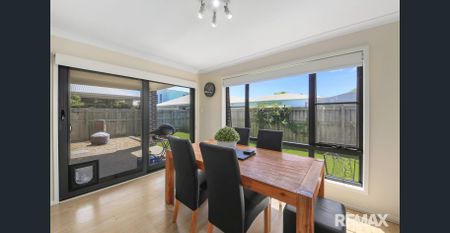 Stylish 4 bedroom home plus study and multiple living areas only 10 minutes to Caloundra beach's. - Photo 3