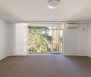 Quiet home with leafy outlooks & generous proportions - Photo 1