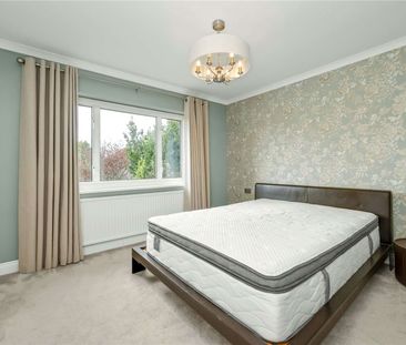 Five bedroom detached home located conveniently for the station and... - Photo 3
