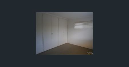 SPACIOUS AIR CONDITIONED UNIT - METRES TO WATERFONT - Photo 2