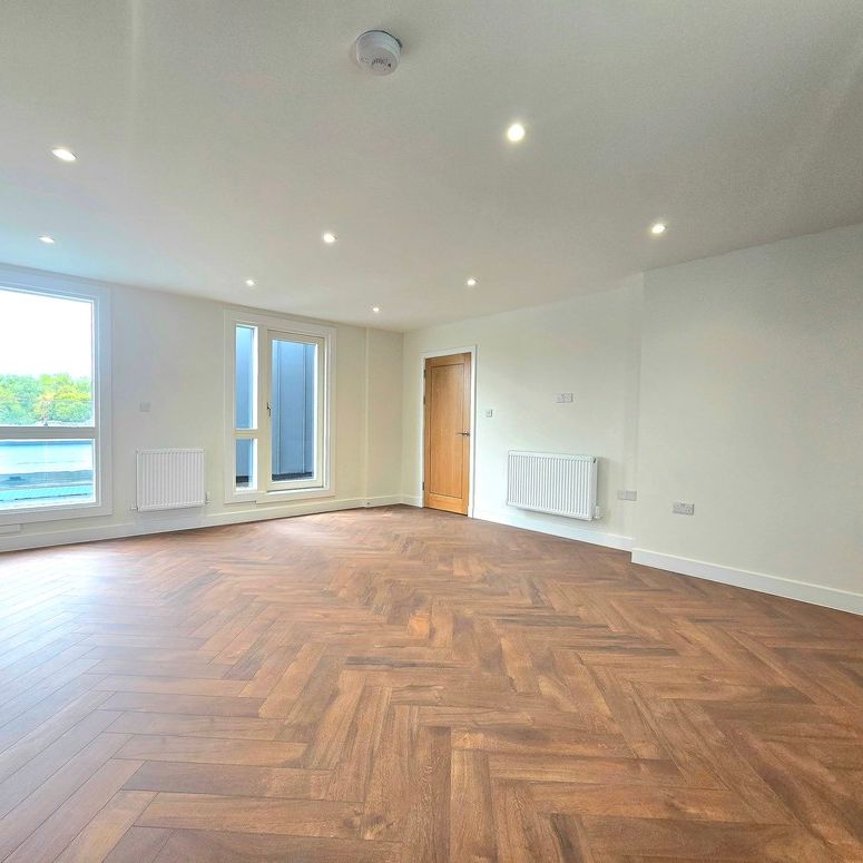 3 Bedroom Apartment, Norbury Avenue, London - Photo 1