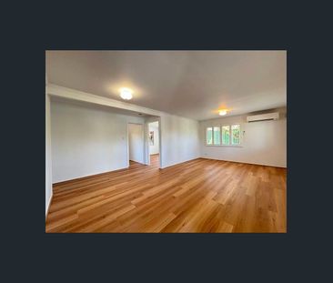 AN IMPRESSIVE 5-BEDROOM HOME! - Photo 3