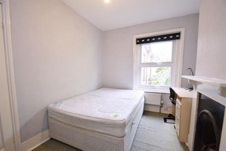 4 bedroom semi-detached house to rent - Photo 2