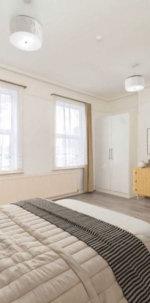 Lower Mortlake Road, TW9, London - Photo 1