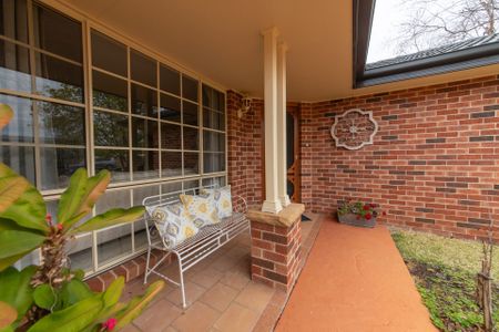 4 Bedroom Home with Pool for Rent - Photo 2