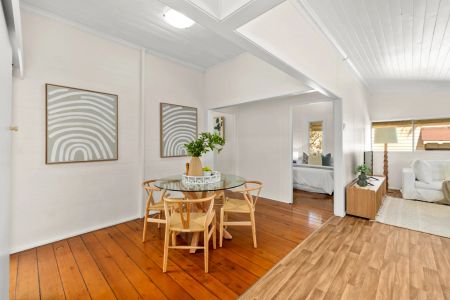 Charming Queenslander on a spacious 1012m² block - Photo 5