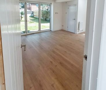 Fully Refurbished Modernised Semi-Detached House to Let in Manchester - Photo 3