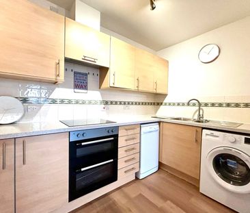 2 bedroom Flat in Kenavon Drive, Reading - Photo 4