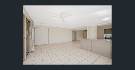 Spacious Family Living in Kallangur - Photo 3