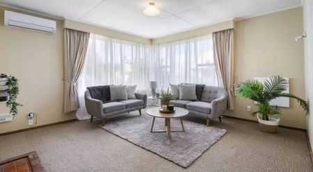 Three bedroom in Merrilands available now - Photo 3