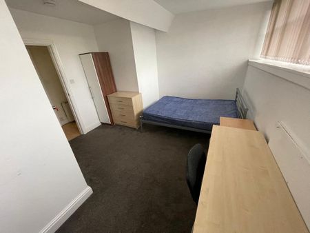 3 bedroom flat to rent - Photo 4