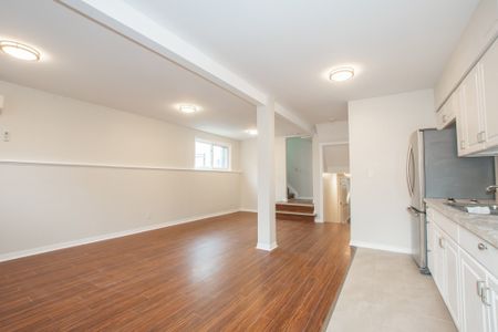 Spacious 2 Bedroom Lower Unit in Welland!! - Photo 4