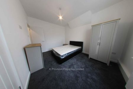 4 bedroom end of terrace house to rent - Photo 2