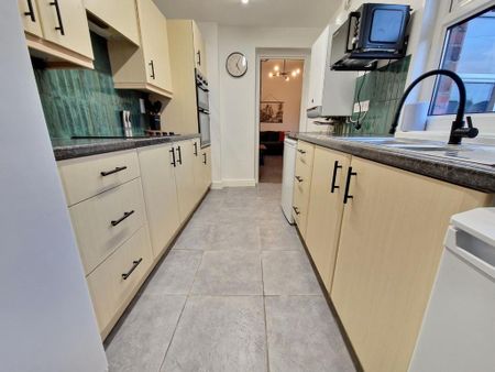 1 bedroom in a house share to rent - Photo 2