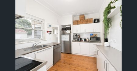 Spacious Family Home - Photo 3