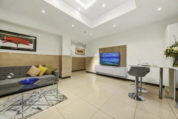 3 bedroom flat in London - Photo 1